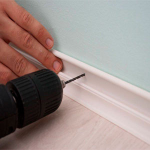 Монтаж плинтуса