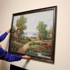 Повесить картину