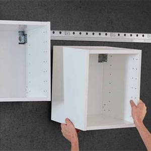 Повесить шкаф